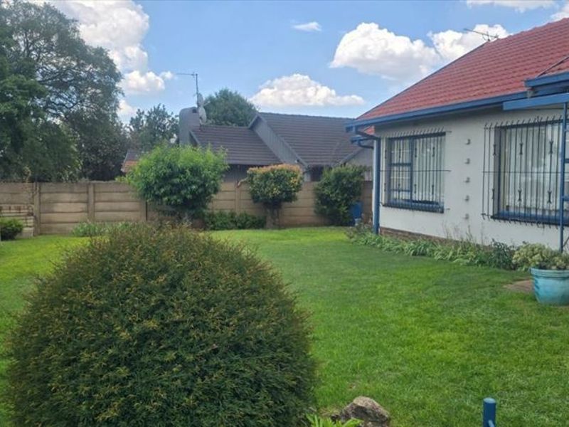 Spacious Family Living Retreat - Photo 3