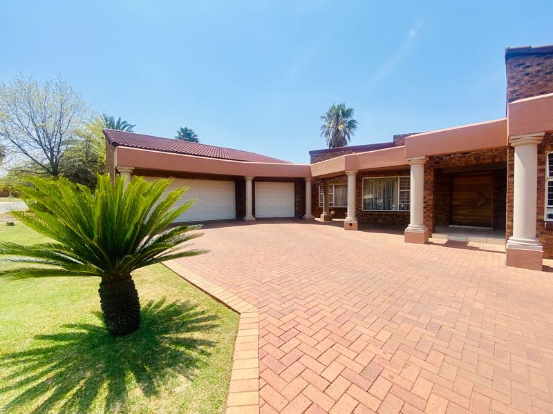 Gorgeous 4-Bedroom Home in Secure Estate. situated in Sunward Park, Boksburg - Photo 3