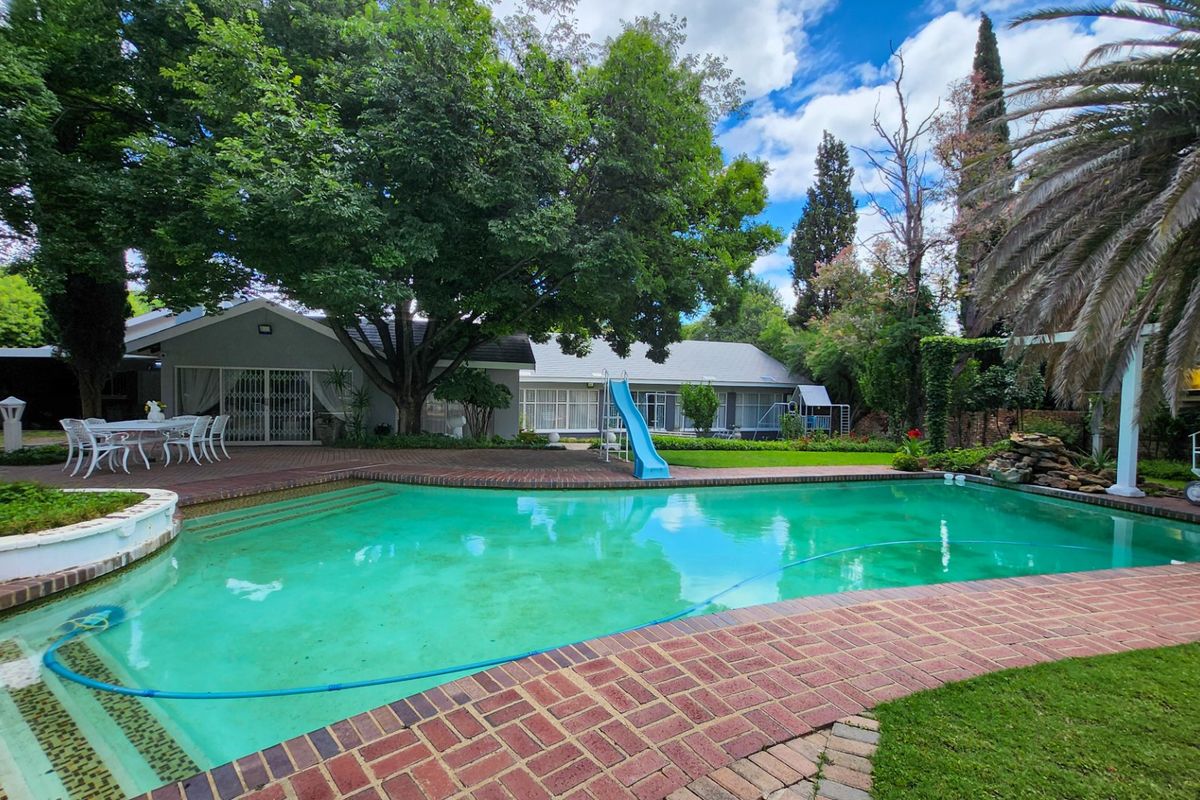 Expansive Modern Family Home with Spacious Living Areas, Modern Upgrades, and a Private Flat. - Photo 4