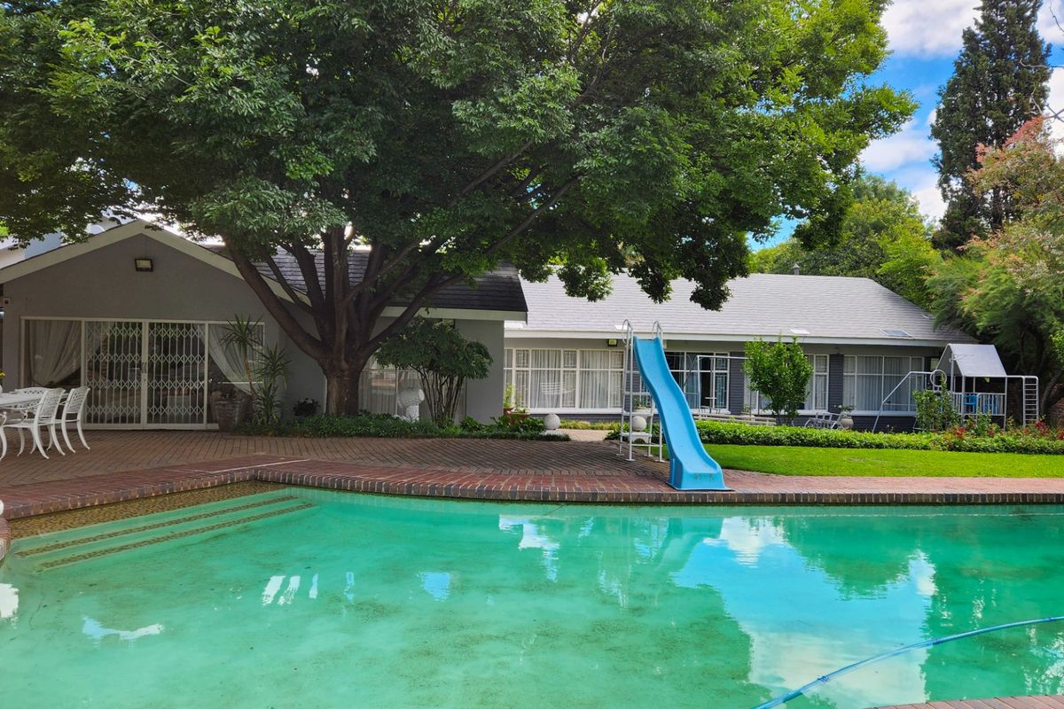 Expansive Modern Family Home with Spacious Living Areas, Modern Upgrades, and a Private Flat. - Photo 5