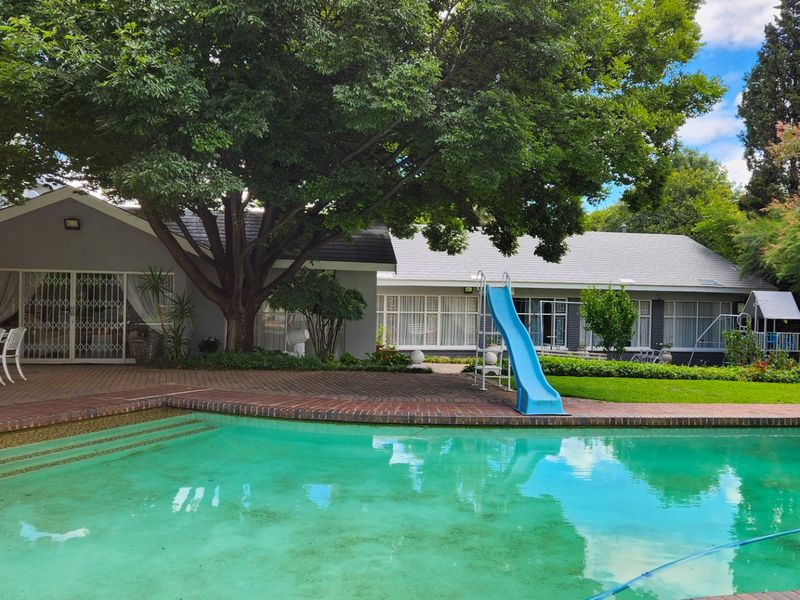 Expansive Modern Family Home with Spacious Living Areas, Modern Upgrades, and a Private Flat. - Photo 5