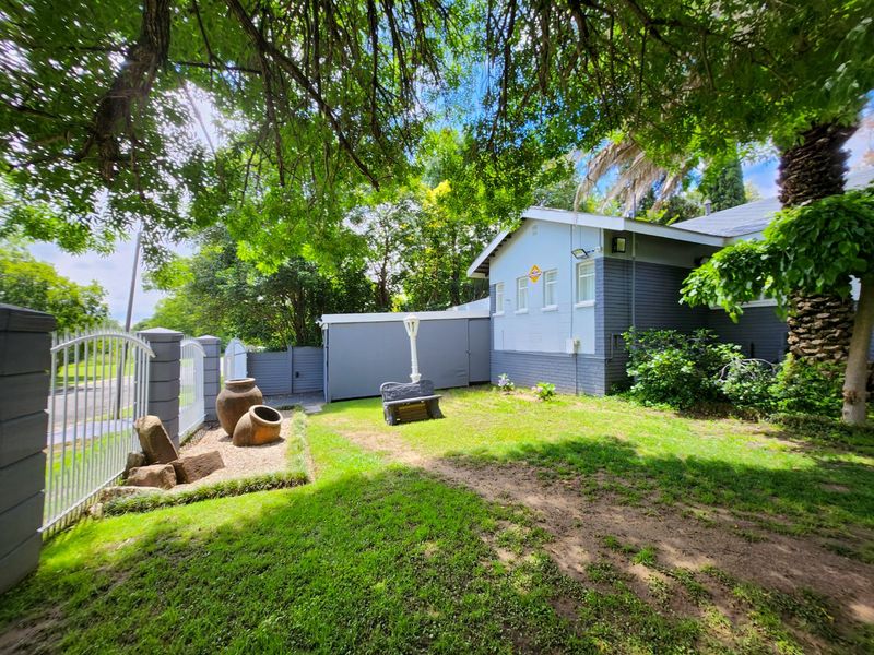 Expansive Modern Family Home with Spacious Living Areas, Modern Upgrades, and a Private Flat. - Photo 10
