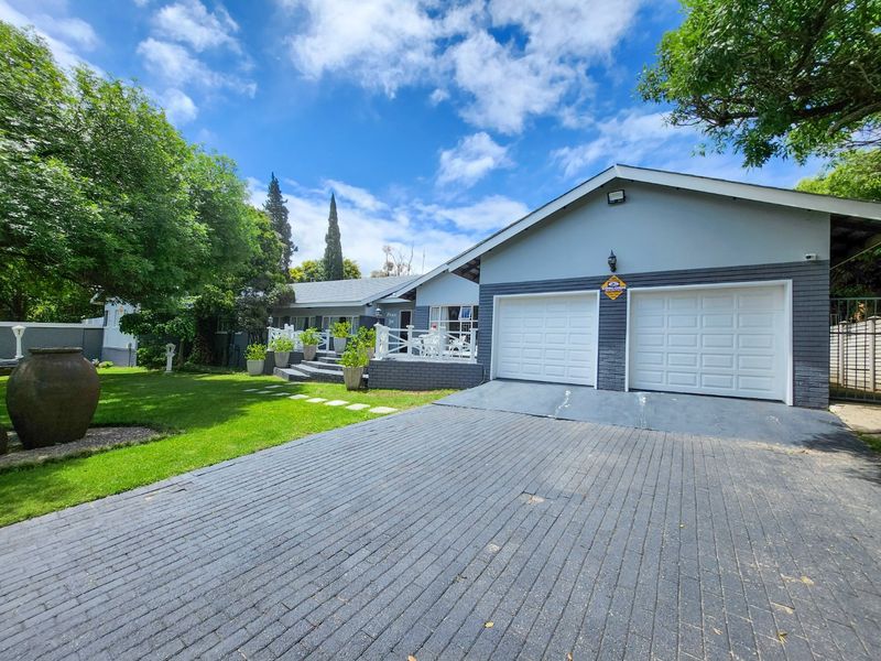 Expansive Modern Family Home with Spacious Living Areas, Modern Upgrades, and a Private Flat. - Photo 8