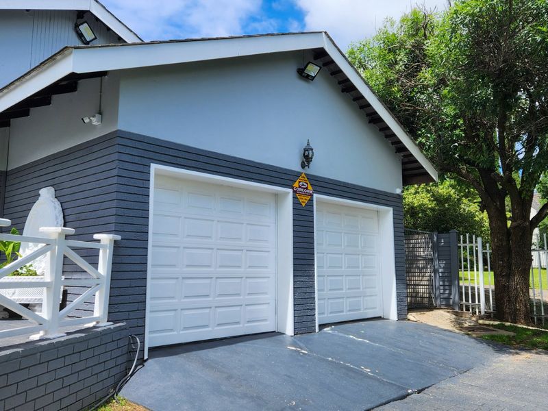 Expansive Modern Family Home with Spacious Living Areas, Modern Upgrades, and a Private Flat. - Photo 6