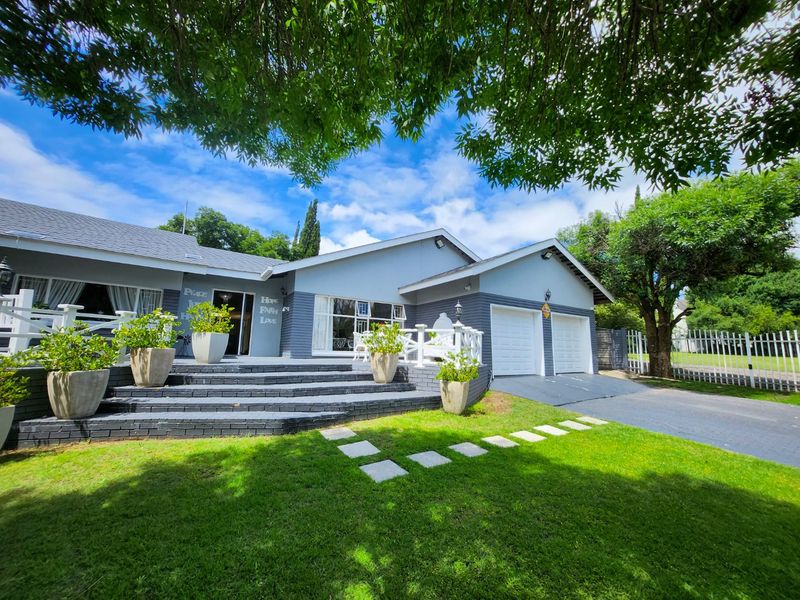 Expansive Modern Family Home with Spacious Living Areas, Modern Upgrades, and a Private Flat. - Photo 7