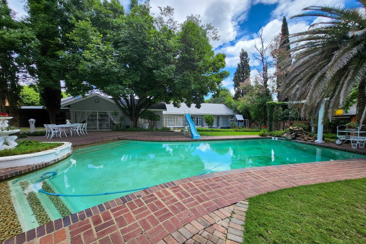 Expansive Modern Family Home with Spacious Living Areas, Modern Upgrades, and a Private Flat. - Photo 2