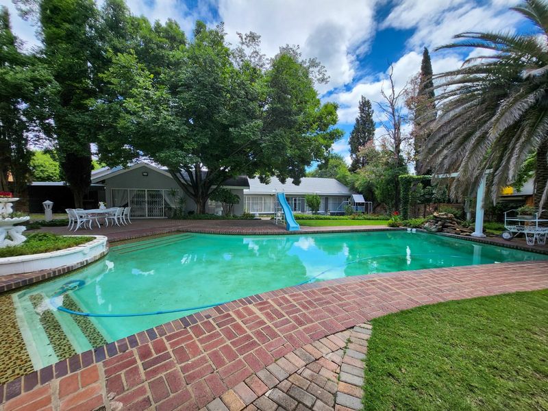 Expansive Modern Family Home with Spacious Living Areas, Modern Upgrades, and a Private Flat. - Photo 2