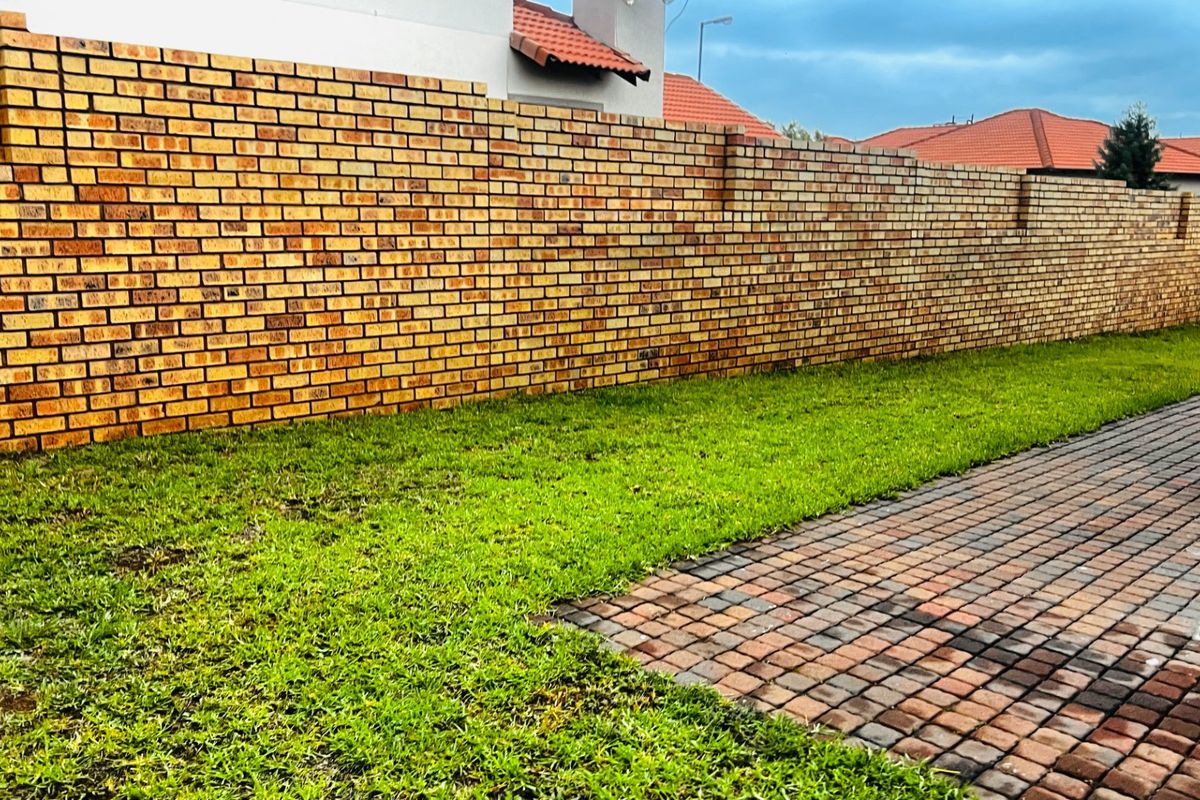IMMACULATE 3 BEDROOM 2 BATHS FAMILY HOME - Photo 4