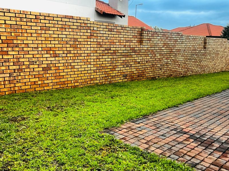 IMMACULATE 3 BEDROOM 2 BATHS FAMILY HOME - Photo 4