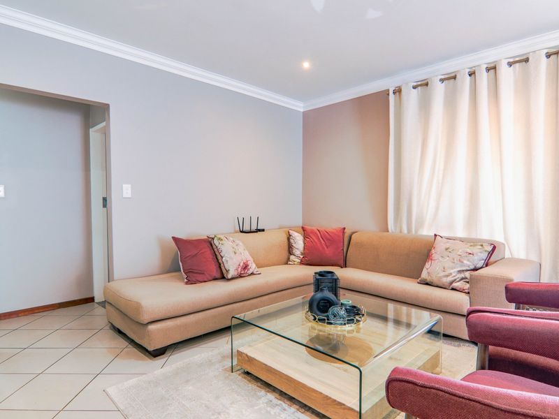 IMMACULATE 3 BEDROOM 2 BATHS FAMILY HOME - Photo 10