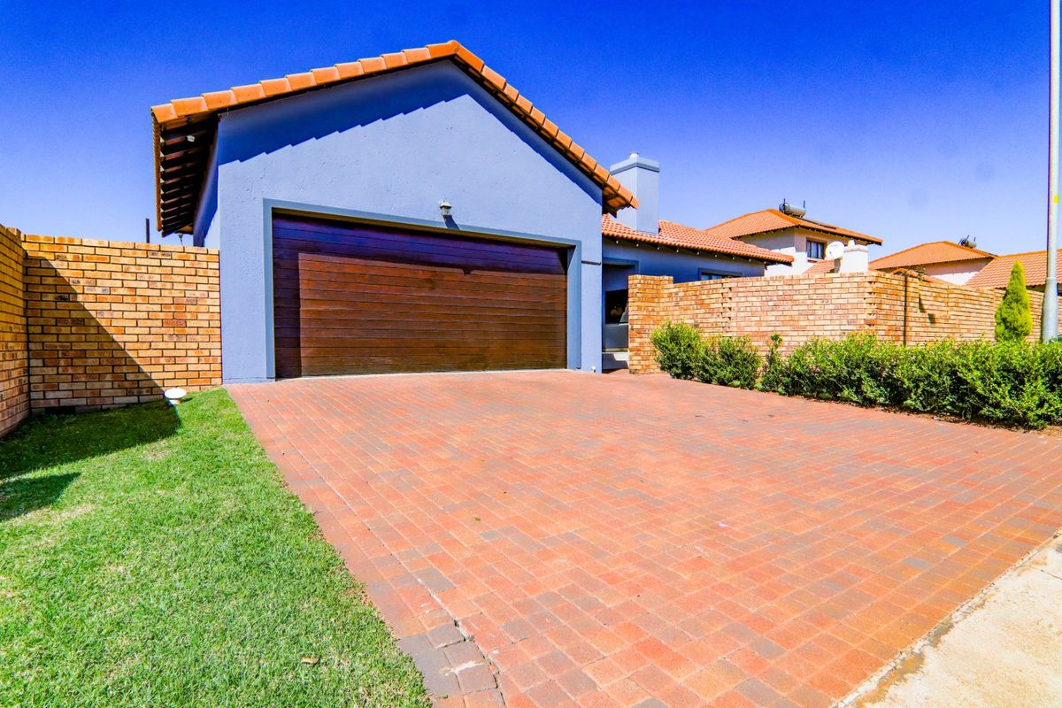 IMMACULATE 3 BEDROOM 2 BATHS FAMILY HOME - Photo 2