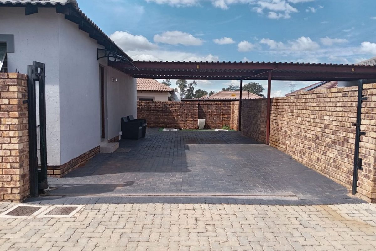 Beautiful 3-Bedroom House for Sale in Akasia - Photo 2