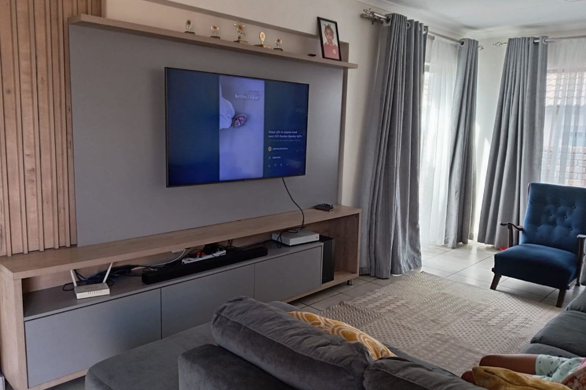 Beautiful 3-Bedroom House for Sale in Akasia - Photo 5