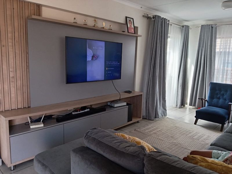 Beautiful 3-Bedroom House for Sale in Akasia - Photo 5