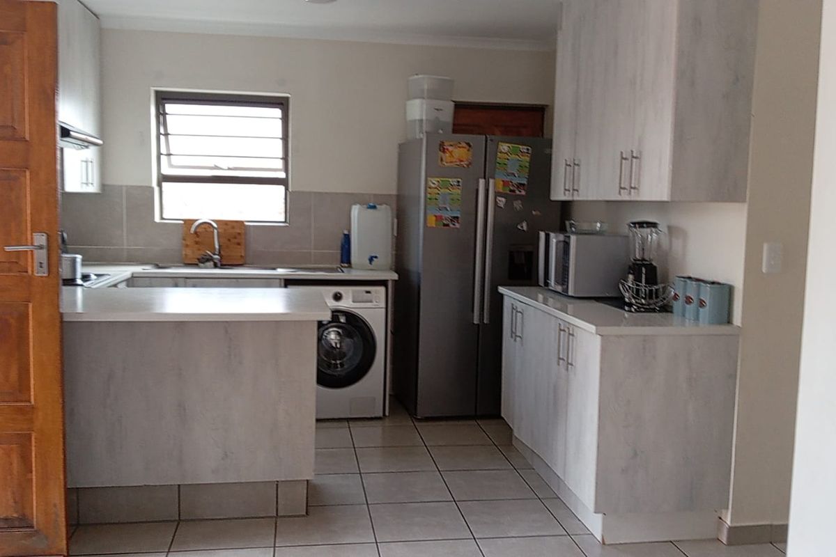 Beautiful 3-Bedroom House for Sale in Akasia - Photo 3