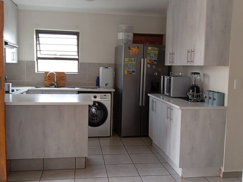 Beautiful 3-Bedroom House for Sale in Akasia - Photo 3