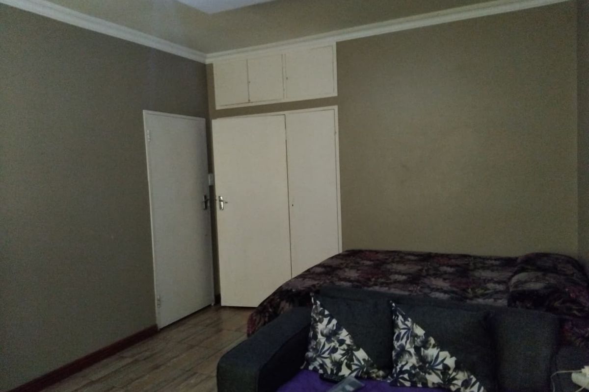 Lovely Renovated 3,5-bedroom, 1-bathroom unit for sale in Muckleneuk - Photo 5