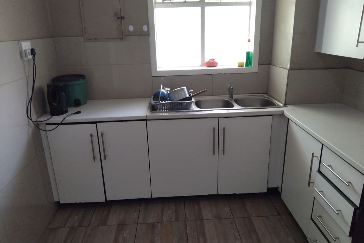 Lovely Renovated 3,5-bedroom, 1-bathroom unit for sale in Muckleneuk - Photo 2