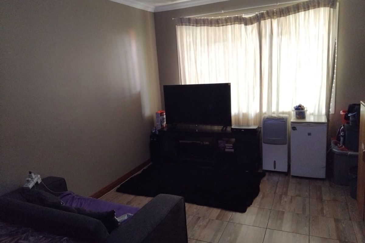 Lovely Renovated 3,5-bedroom, 1-bathroom unit for sale in Muckleneuk - Photo 4