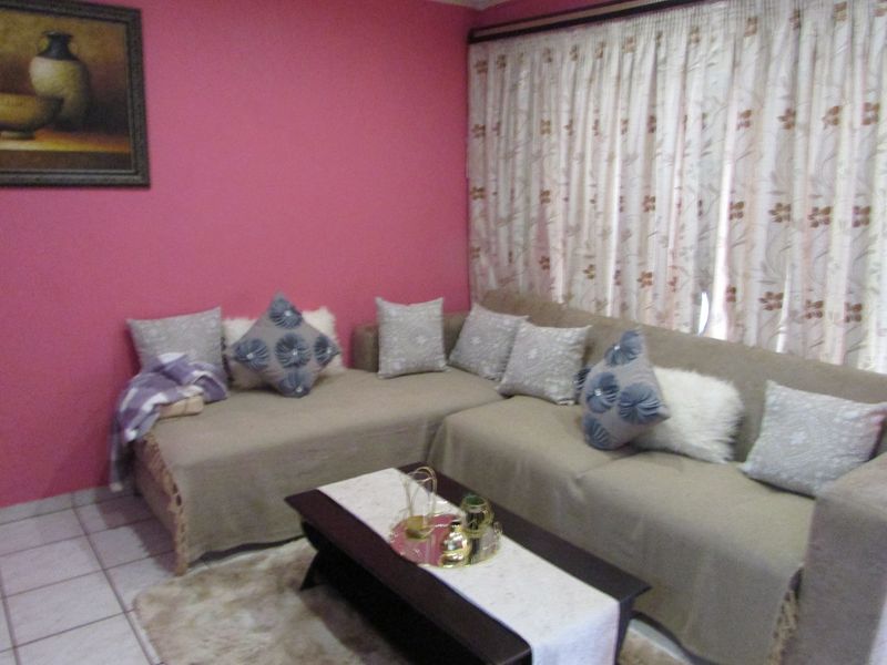 Lovely 3 bedroom Family Home in a Quiet Neighbourhood - Photo 5