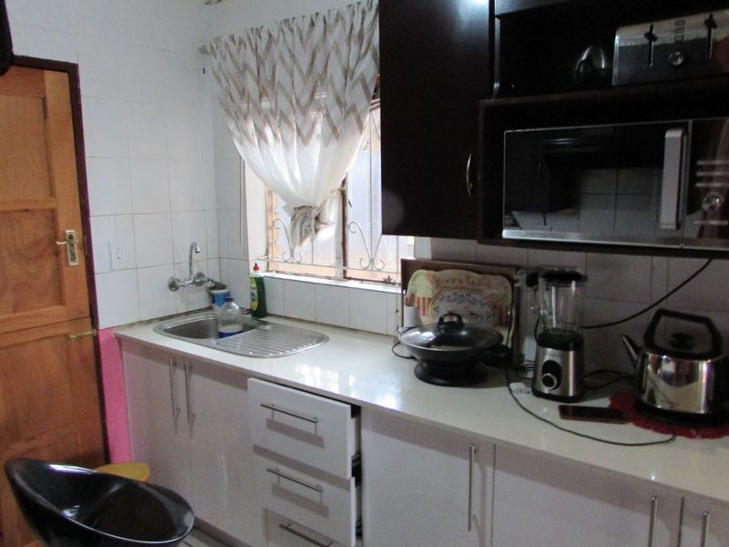 Lovely 3 bedroom Family Home in a Quiet Neighbourhood - Photo 9