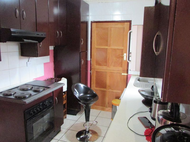 Lovely 3 bedroom Family Home in a Quiet Neighbourhood - Photo 8