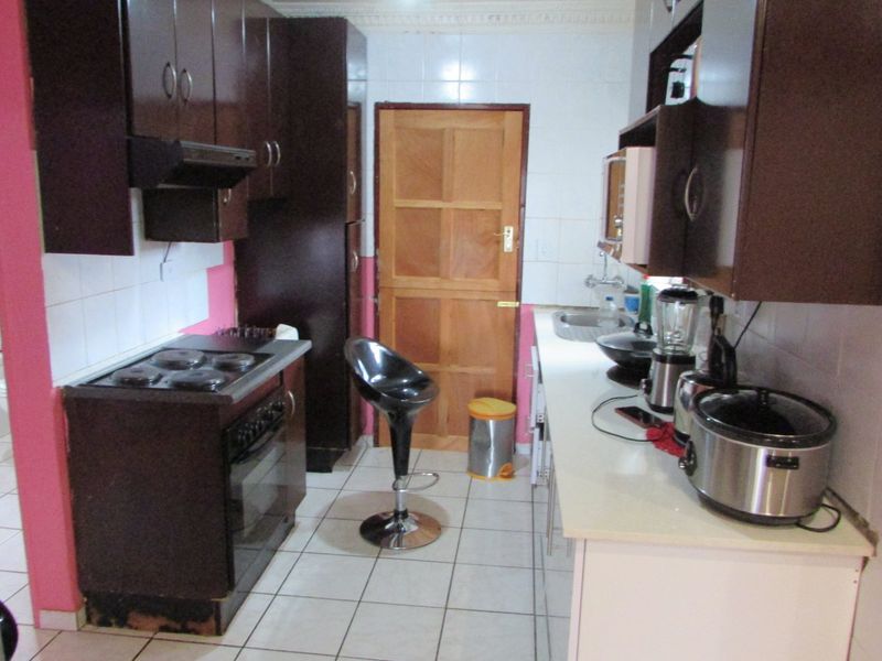 Lovely 3 bedroom Family Home in a Quiet Neighbourhood - Photo 7