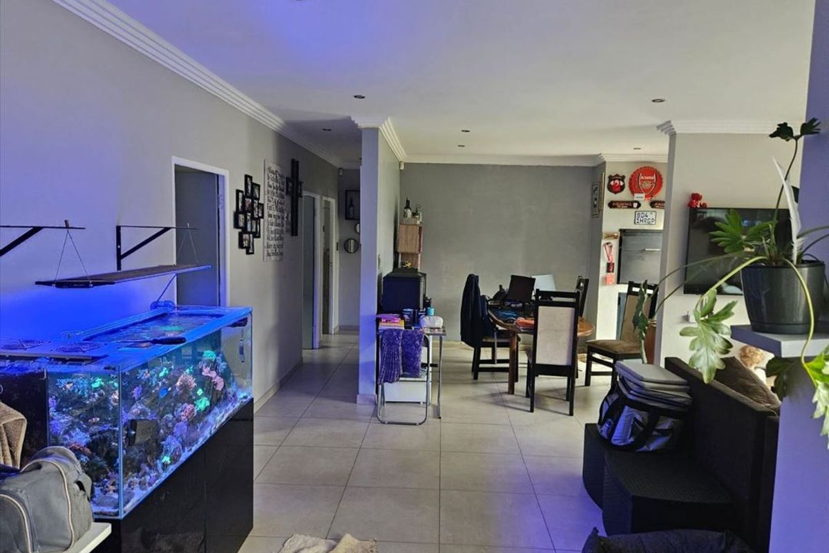 Charming Modern Family Home - Photo 2