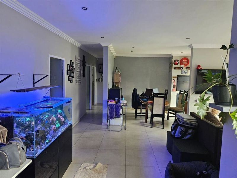 Charming Modern Family Home - Photo 2