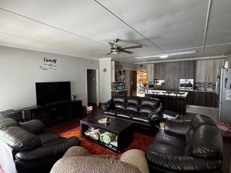 Modern Family Lifestyle Haven - Photo 2