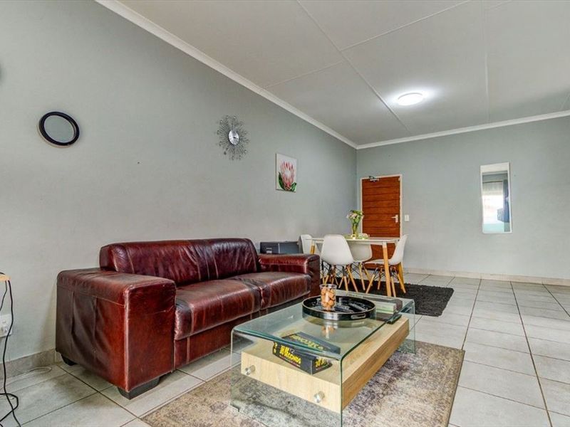 Comfortable Contemporary Family Living - Photo 2