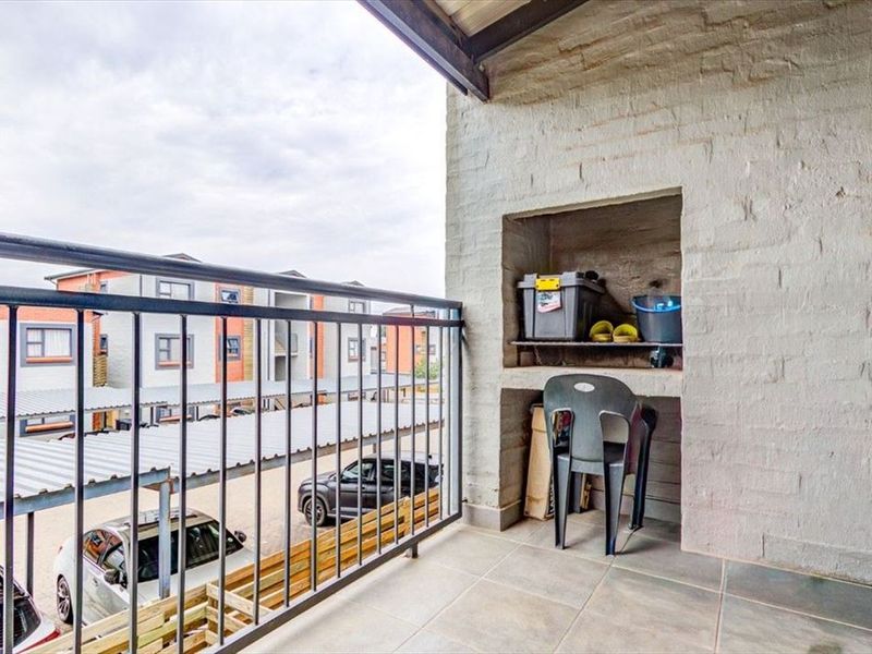 Comfortable Contemporary Family Living - Photo 3