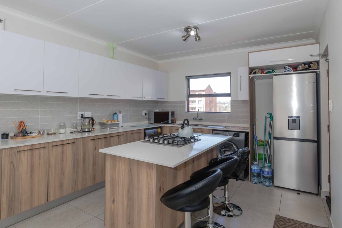 Neat and inviting two bed two bath top floor home in Founders Hill Crescent. - Photo 3