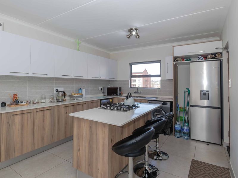 Neat and inviting two bed two bath top floor home in Founders Hill Crescent. - Photo 3