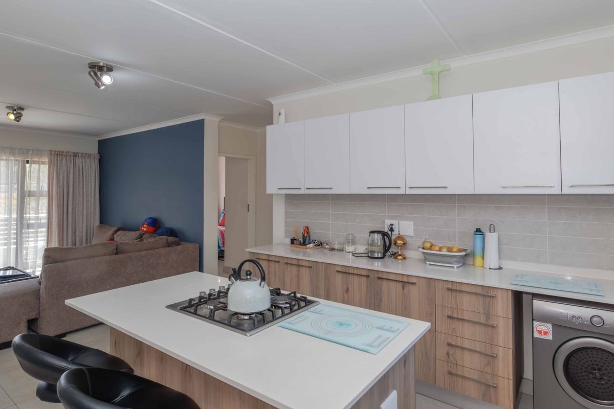 Neat and inviting two bed two bath top floor home in Founders Hill Crescent. - Photo 2