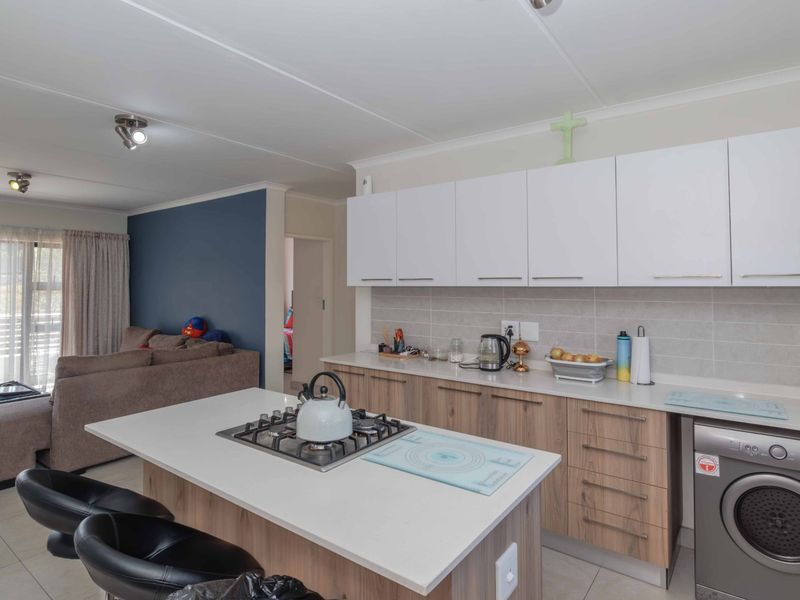 Neat and inviting two bed two bath top floor home in Founders Hill Crescent. - Photo 2