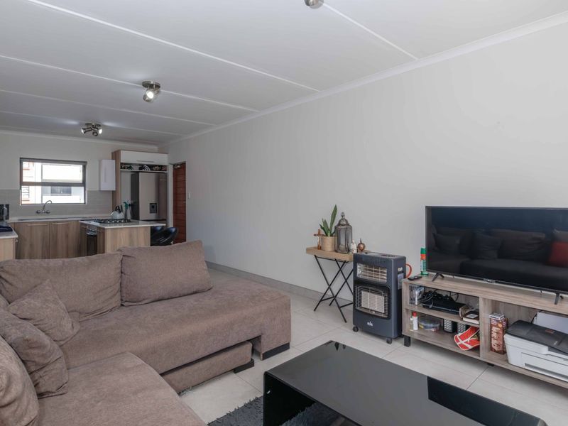 Neat and inviting two bed two bath top floor home in Founders Hill Crescent. - Photo 10