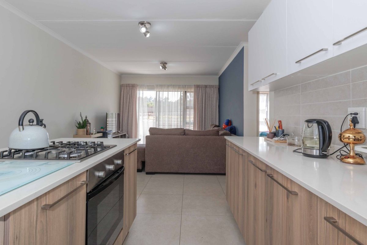 Neat and inviting two bed two bath top floor home in Founders Hill Crescent. - Photo 5