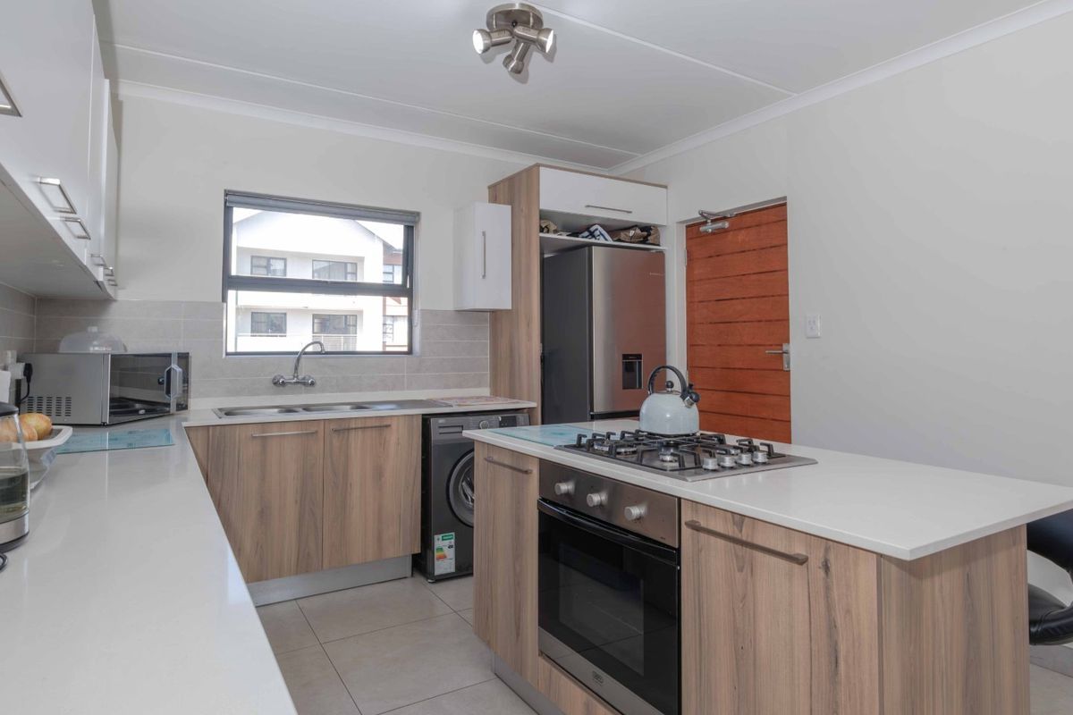 Neat and inviting two bed two bath top floor home in Founders Hill Crescent. - Photo 4