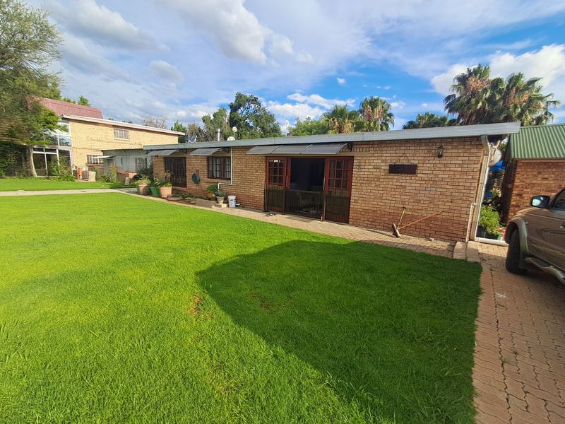 Charming Home at the Boating Club - Photo 9