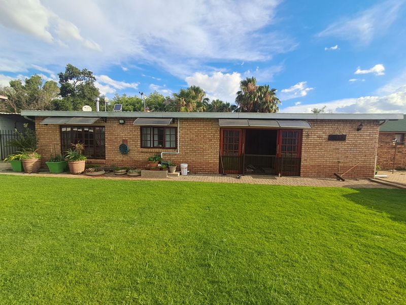 Charming Home at the Boating Club - Photo 7