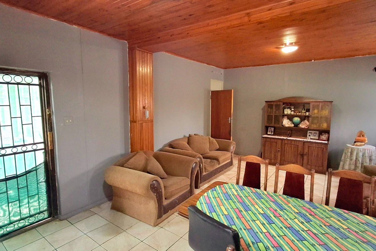3 Bedroom home walking distance to Sasol one ,college, high and  primary schools with erf size 1044 - Photo 2
