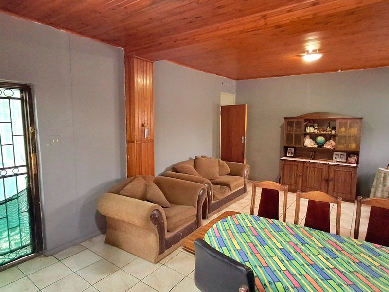 3 Bedroom home walking distance to Sasol one ,college, high and  primary schools with erf size 1044 - Photo 2