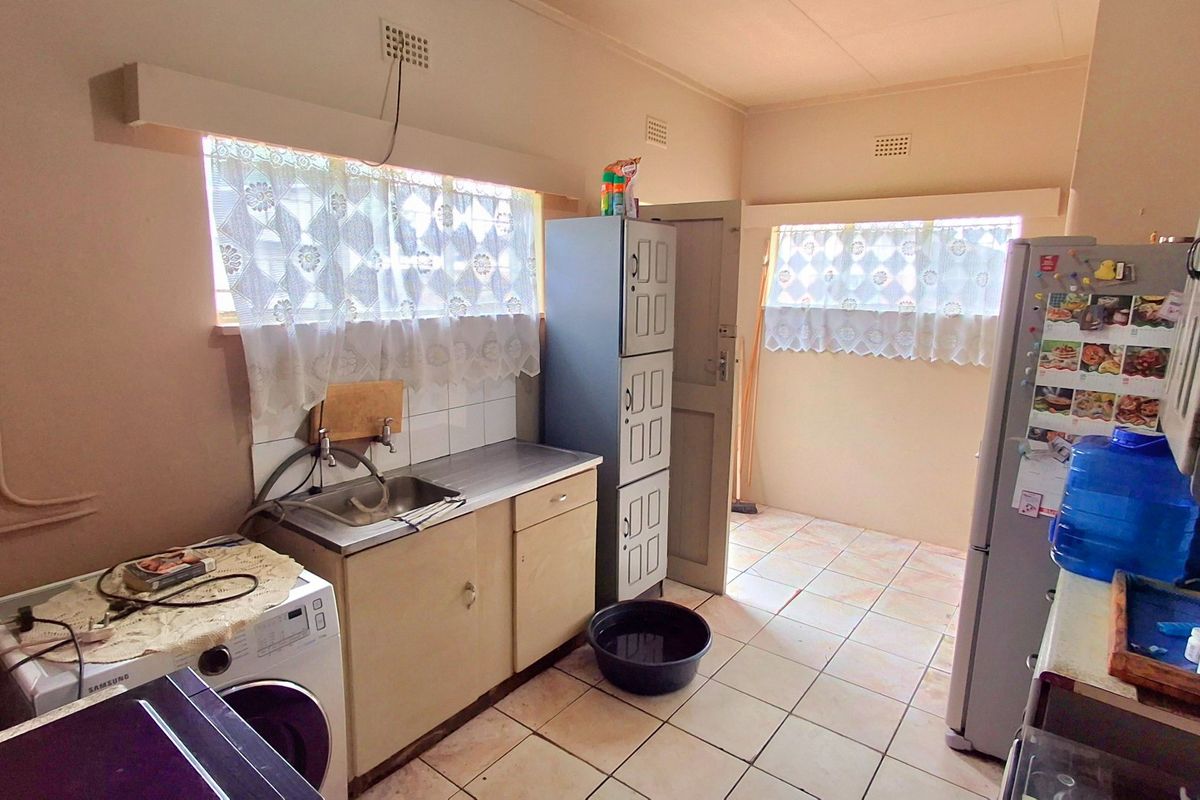 3 Bedroom home walking distance to Sasol one ,college, high and  primary schools with erf size 1044 - Photo 5