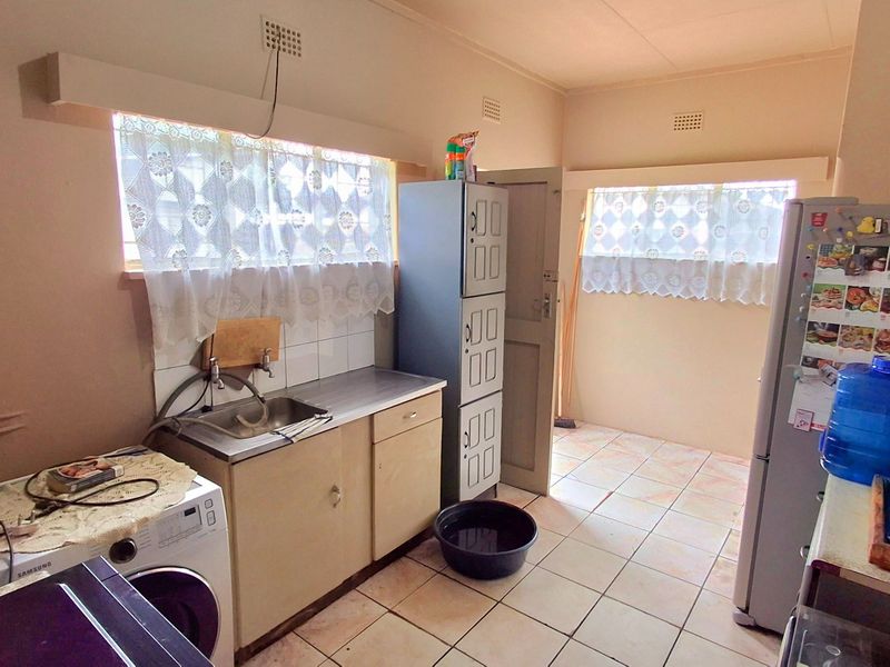 3 Bedroom home walking distance to Sasol one ,college, high and  primary schools with erf size 1044 - Photo 5