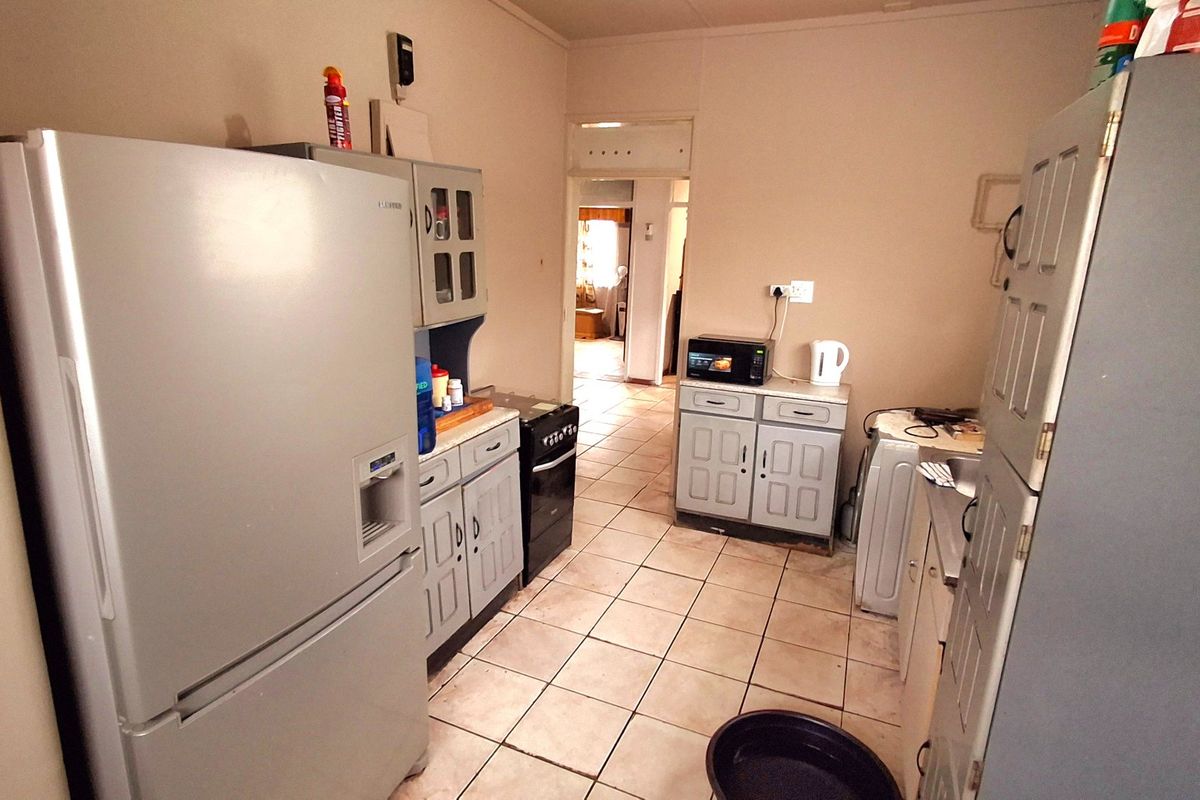 3 Bedroom home walking distance to Sasol one ,college, high and  primary schools with erf size 1044 - Photo 3