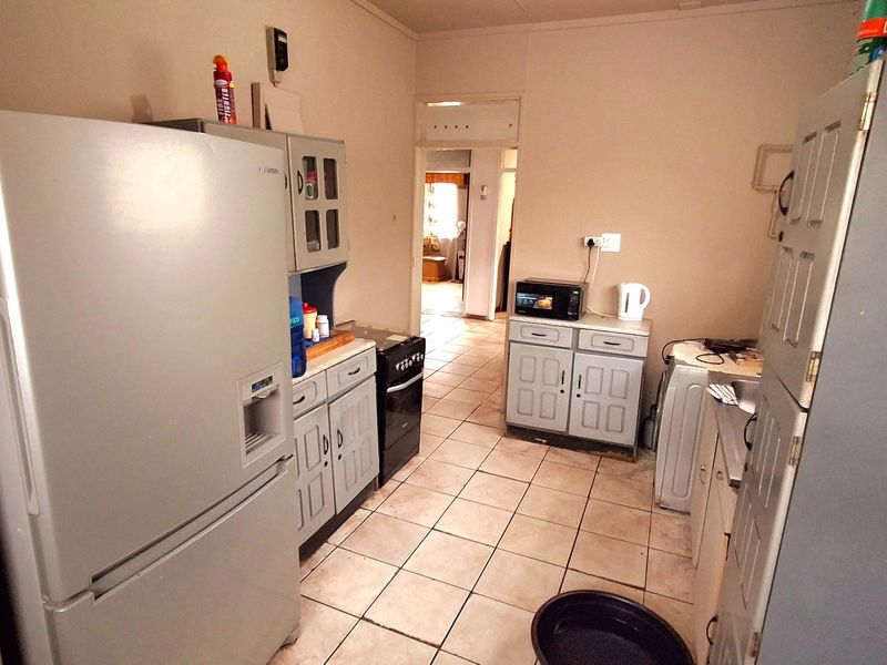 3 Bedroom home walking distance to Sasol one ,college, high and  primary schools with erf size 1044 - Photo 3