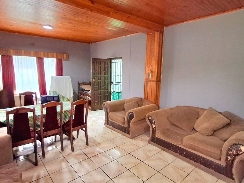 3 Bedroom home walking distance to Sasol one ,college, high and  primary schools with erf size 1044 - Photo 4