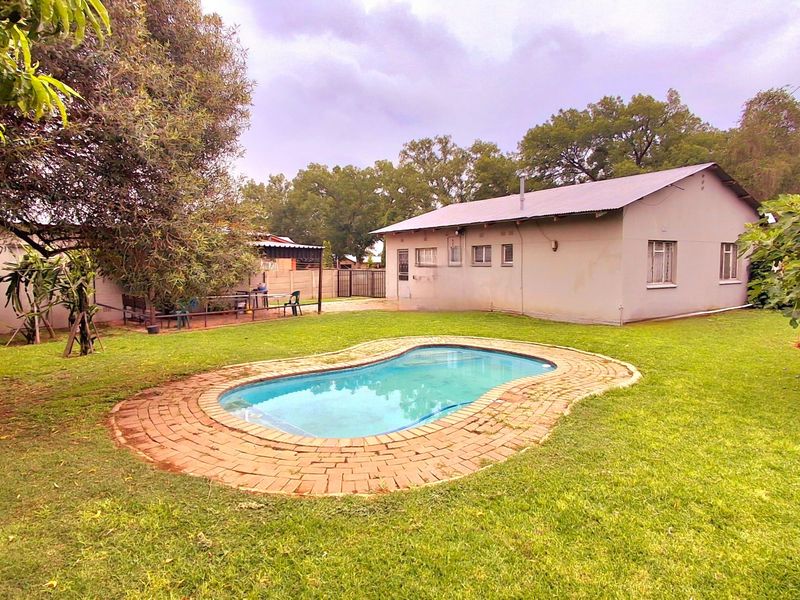 3 Bedroom home walking distance to Sasol one ,college, high and  primary schools with erf size 1044 - Photo 1