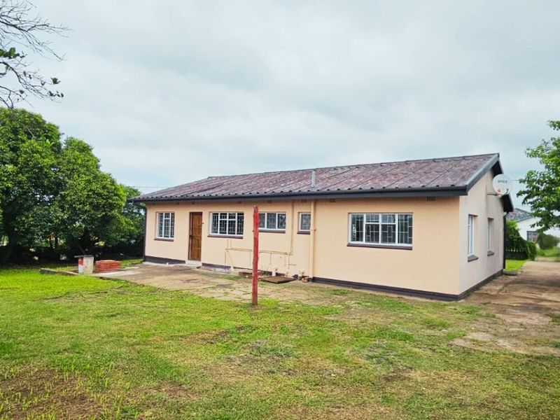 Warm and Inviting 3-Bedroom House - Photo 2